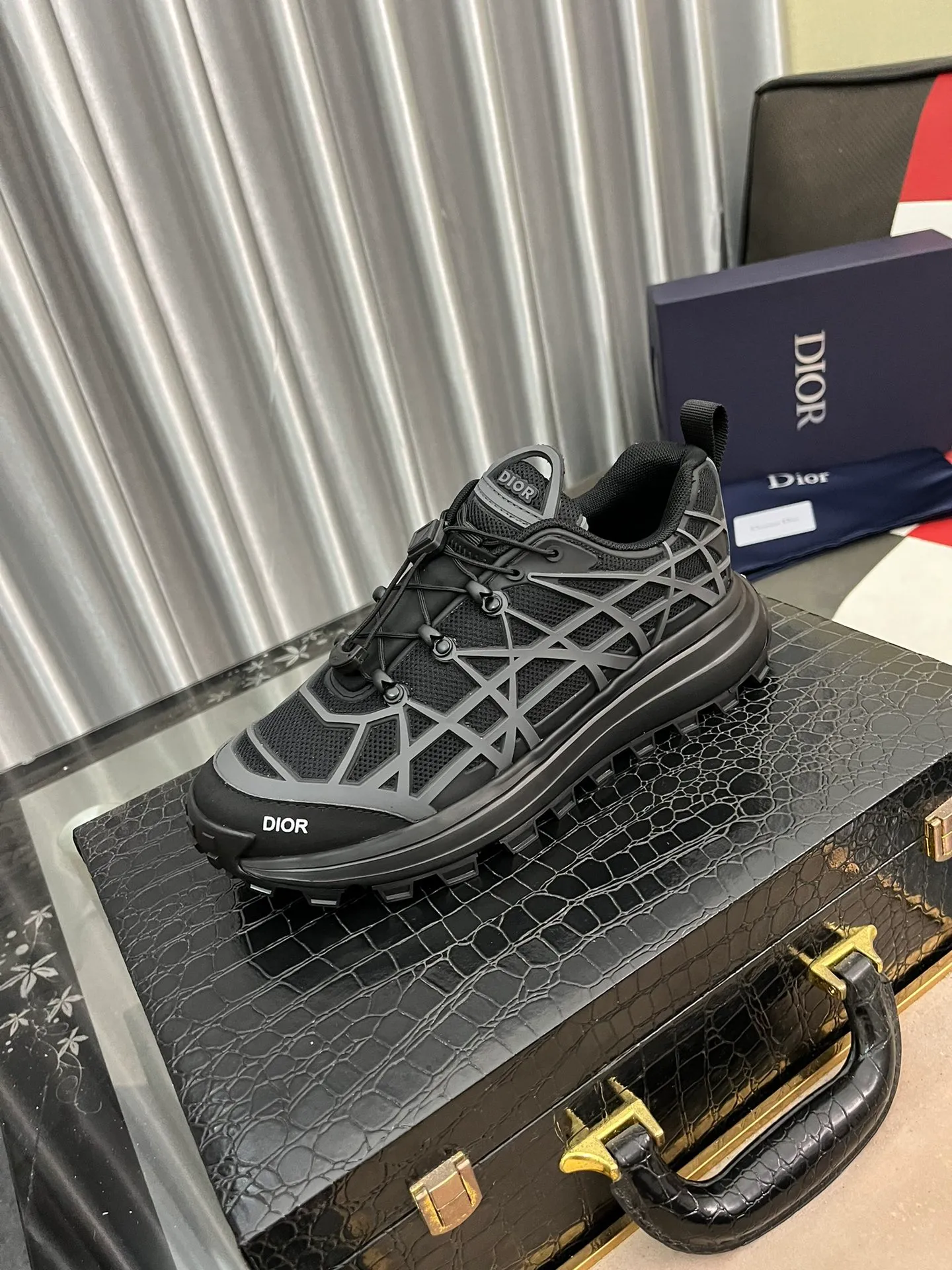 Ex-factory price 520⌚️⌚️B31 RUNNER sports shoes highlight the fashionable silhouette and are decorated with curved cannage pattern. They reinterpret the classic pattern in a structural style and enrich the Dior 2023 summer men's wear series. Meticulously crafted using the advanced craftsmanship of hiking shoes, it blends outdoor culture with Dior heritage. Code number 38-445⃣️Color optional